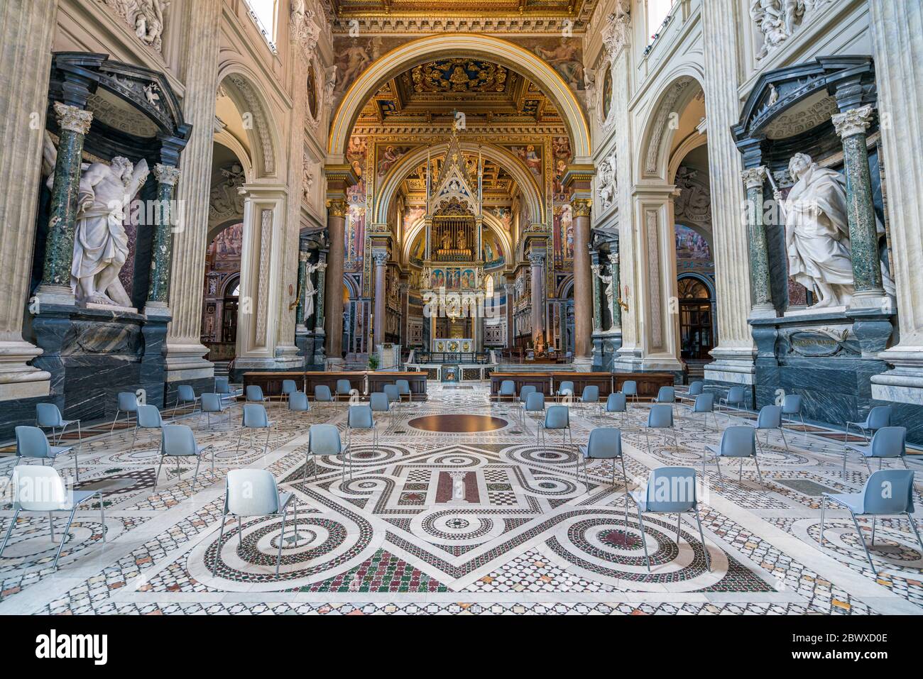 Innenansicht der Lateranbasilika (San Giovanni in Laterano) in Rom, Italien. Stockfoto