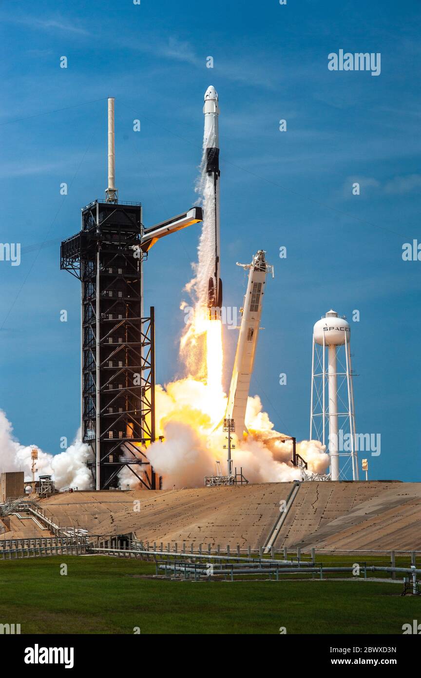 KENNEDY SPACE CENTER, USA - 30. Mai 2020 - die SpaceX Falcon 9 Rakete trägt die Crew Dragon Raumschiff des Unternehmens wird vom Launch Complex 39A gestartet Stockfoto