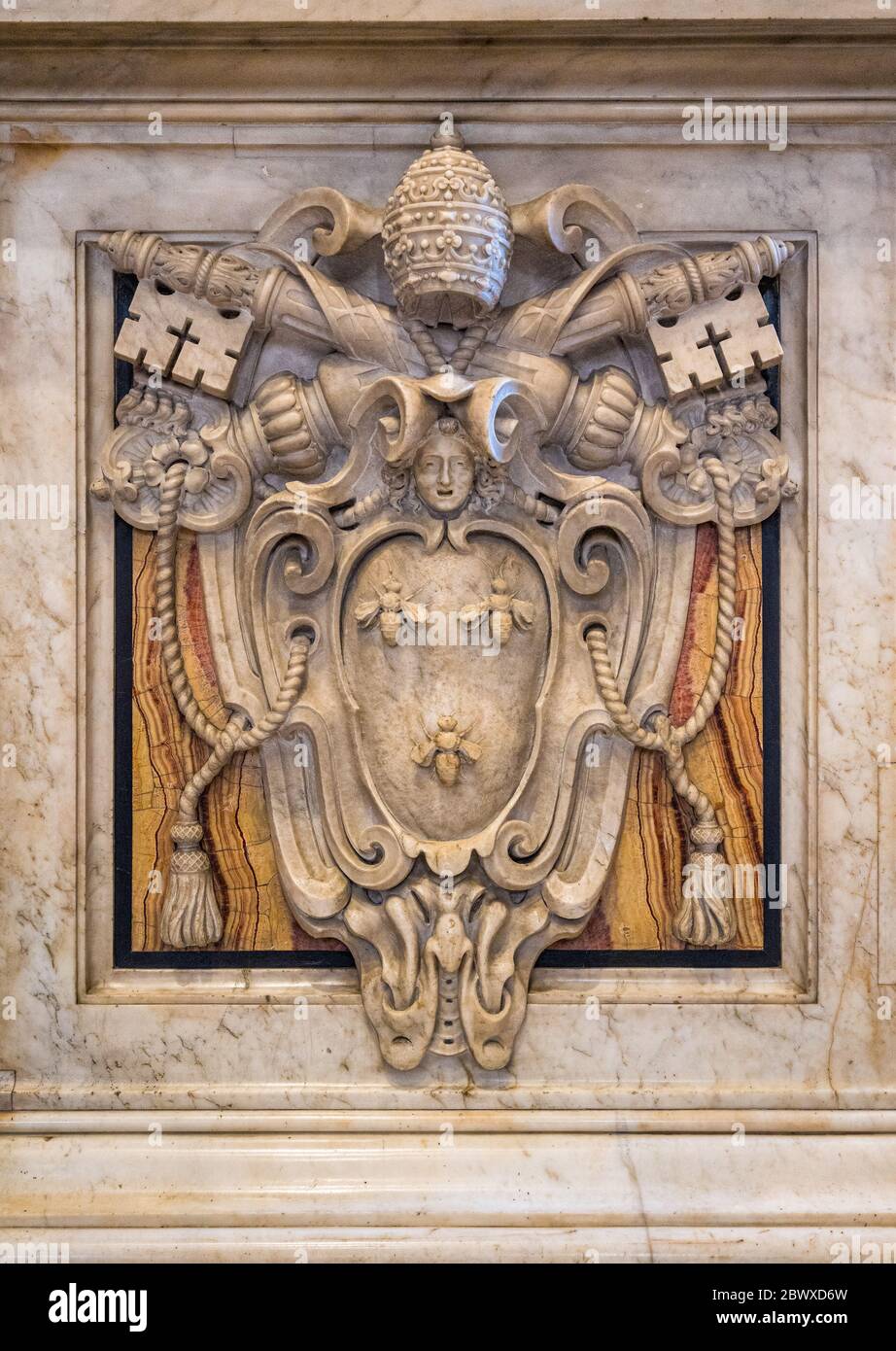 Wappen von Papst Urban VIII in der Petersbasilika in Rom, Italien. Stockfoto