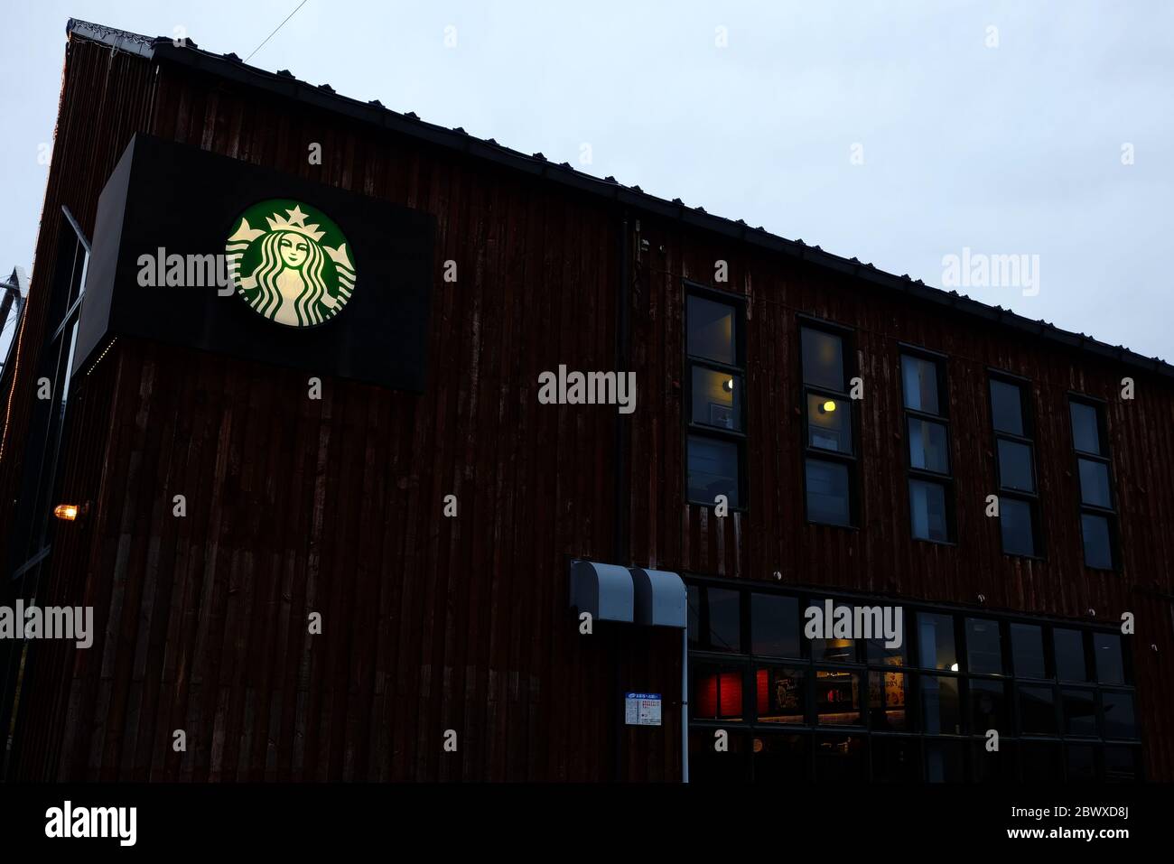 HAKODATE, JAPAN - 13. NOVEMBER 2019: Starbucks im Winter bewölktes Wetter in Hakodate. Starbucks ist eine multinationale amerikanische Kaffeehauskette, die I gegründet hat Stockfoto
