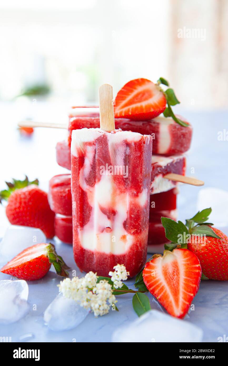 Hausgemachte Eiswürfel mit Erdbeeren und Sahne Stockfoto