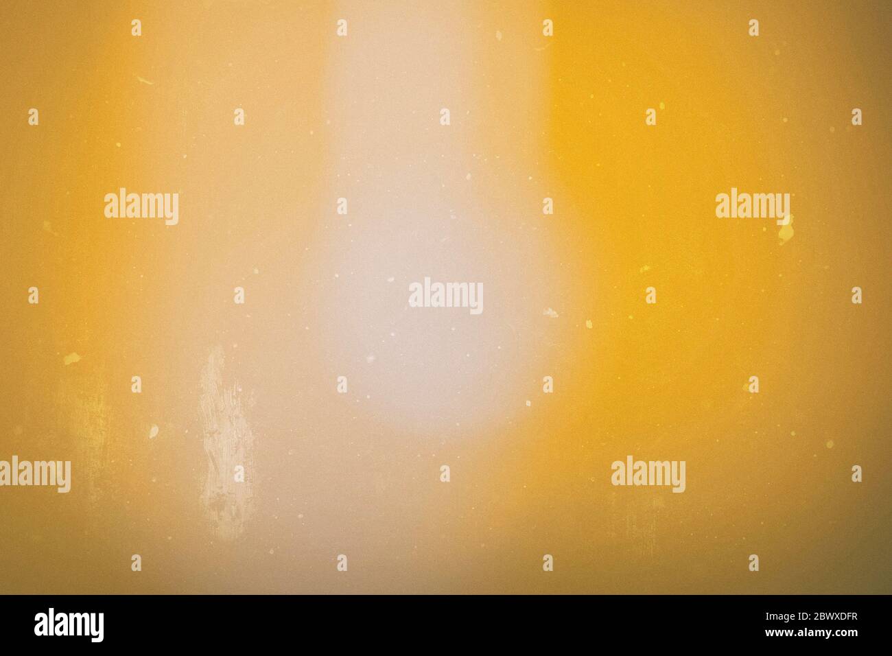 Gelbe Filmstreifen-Textur mit Kratzer und Maserung Hintergrund, geeignet für Overlay und Farbstich-Effekt. Stockfoto