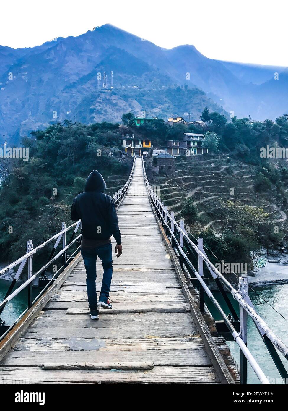 Wunderbare hängende Brücke über den Fluss Beas in Hanogi Dorf in Mandi, Himachal Pradesh, Indien. Grüne Berge von Himachal Pradesh in Indien. Stockfoto