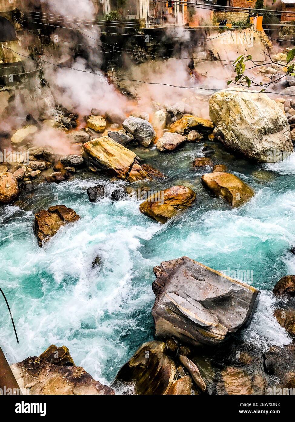 Gushing Parvati Fluss in den Schneebergen von Himachal Pradesh, Indien. Das Wasser des Flusses rauscht im Tal der Götter. Himachal Pradesh grüne Natur. Stockfoto