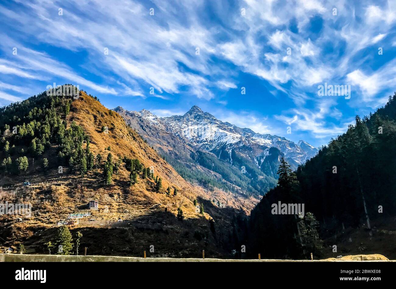 Schneeberge von Kasol, Himachal Pradesh, Indien im Parvati Tal. Berge von Himachal in Manali. Himachal Pradesh grüne Natur von seiner besten Seite. Stockfoto