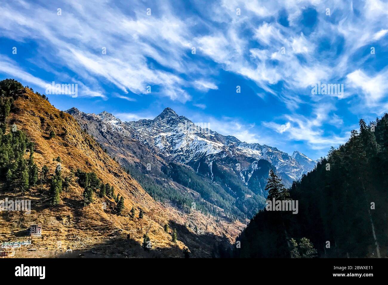 Schneeberge von Kasol, Himachal Pradesh, Indien im Parvati Tal. Berge von Himachal in Manali. Himachal Pradesh grüne Natur von seiner besten Seite. Stockfoto