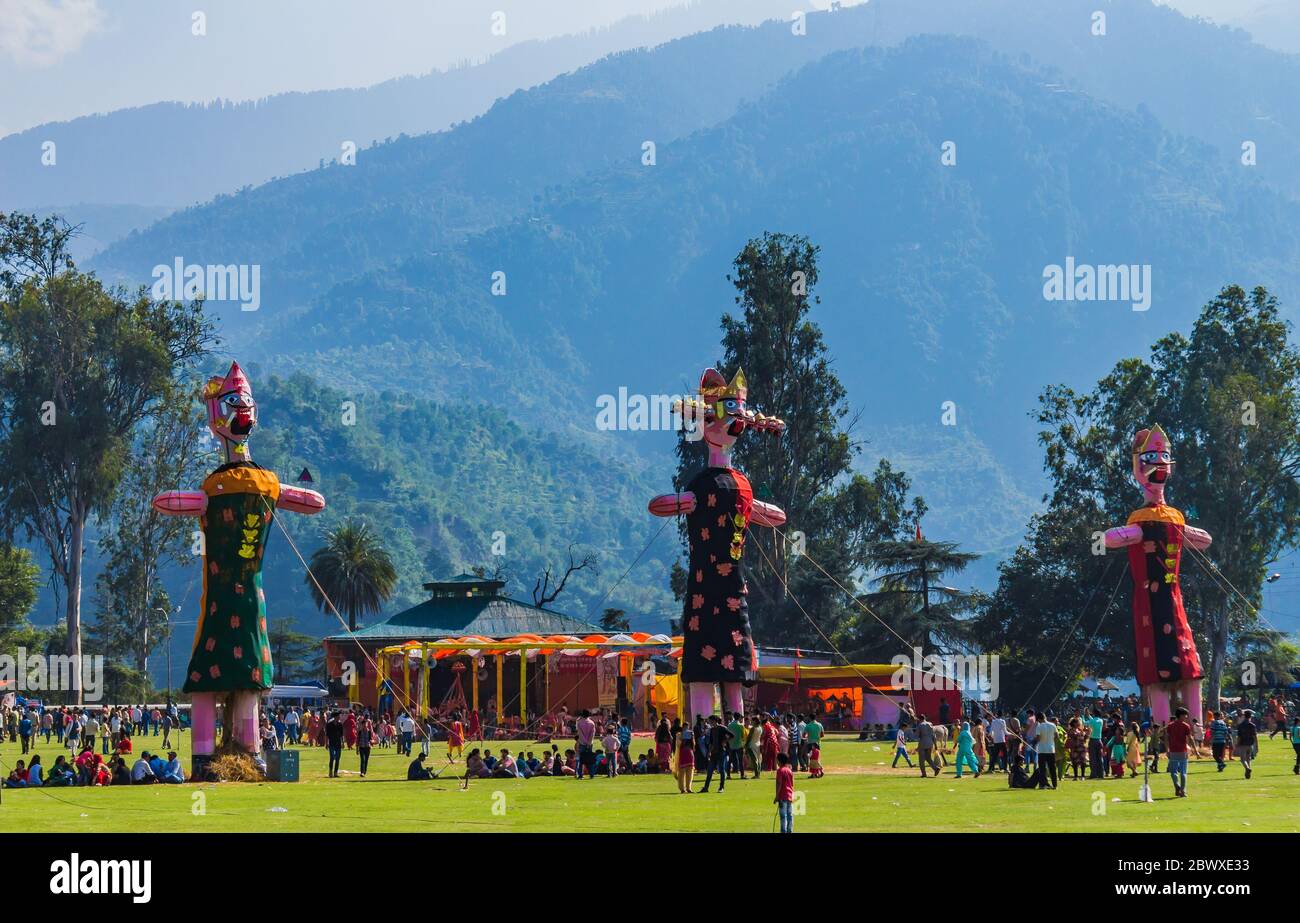 Das Festival von Kullu Dussehra wird von den Einheimischen gefeiert. Landschaft von Himachal Pradesh. Khajjiar und Dalhousie können leicht von Chamba aus bereist werden. Stockfoto