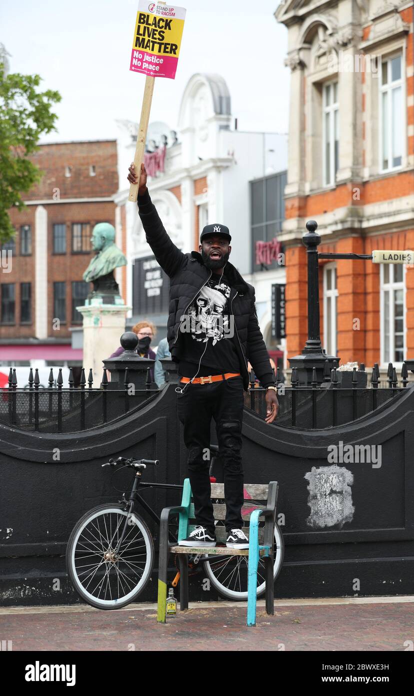 Die Menschen nehmen an einer Protestkundgebung in Black Lives Matter am Windrush Square, Brixton, South, London, Teil, in Erinnerung an George Floyd, der am 25. Mai in Polizeigewahrsam in der US-Stadt Minneapolis getötet wurde. Stockfoto