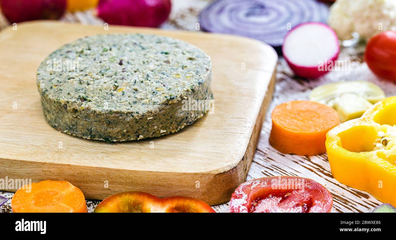 Veganer Hamburger, aufgetaut. Gesundes und vegetarisches Lebenskonzept. fleischloser Snack auf Basis von Soja und Kichererbsen mit frischem Gemüse. Stockfoto