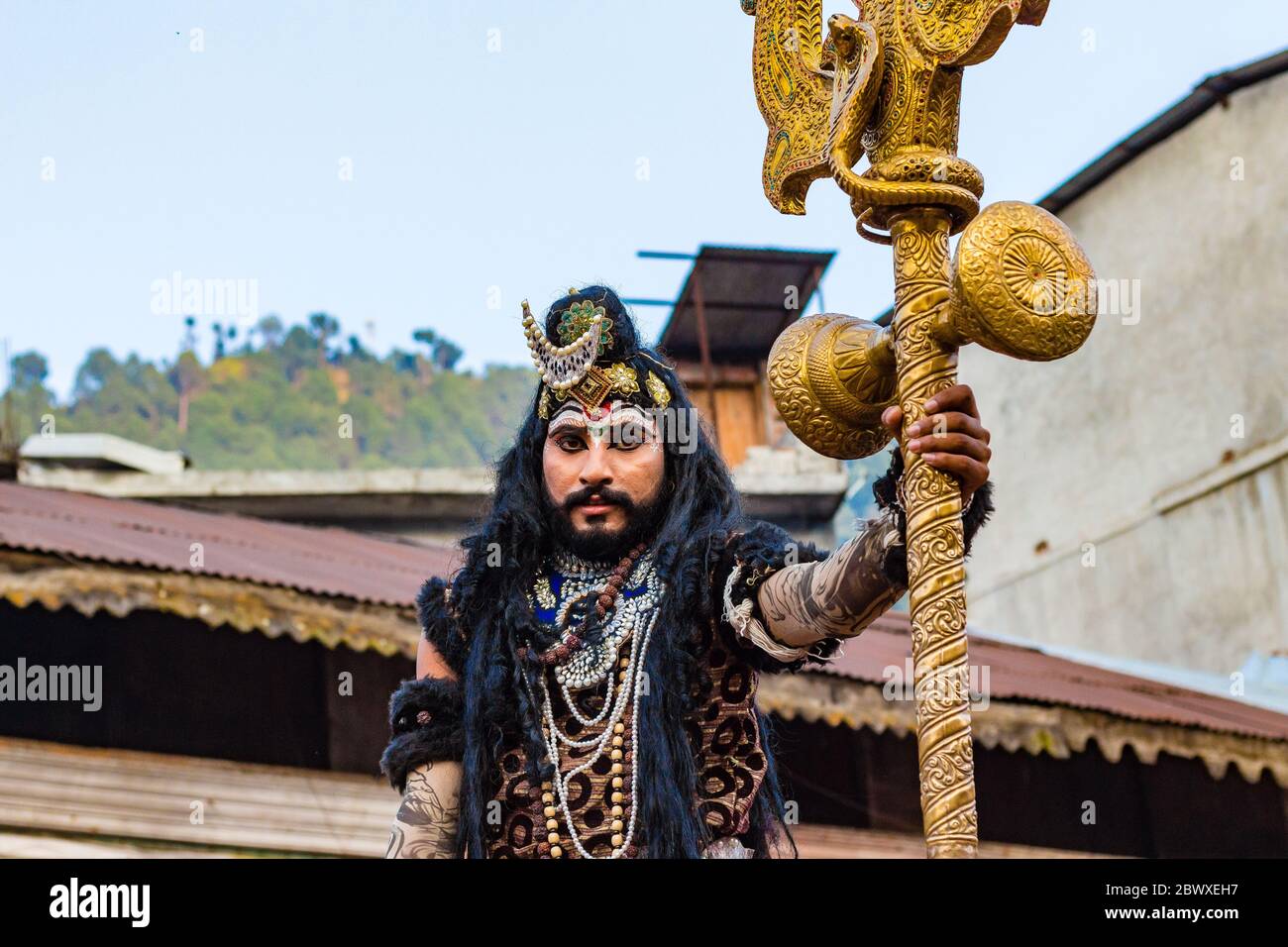 Ein Theaterkünstler in Chamba, Himachal Pradesh, Indien, das am Festival von Kullu Dussehra teilnimmt, das die Rolle von lord Shiva auch bekannt als Shiv Ji spielt Stockfoto