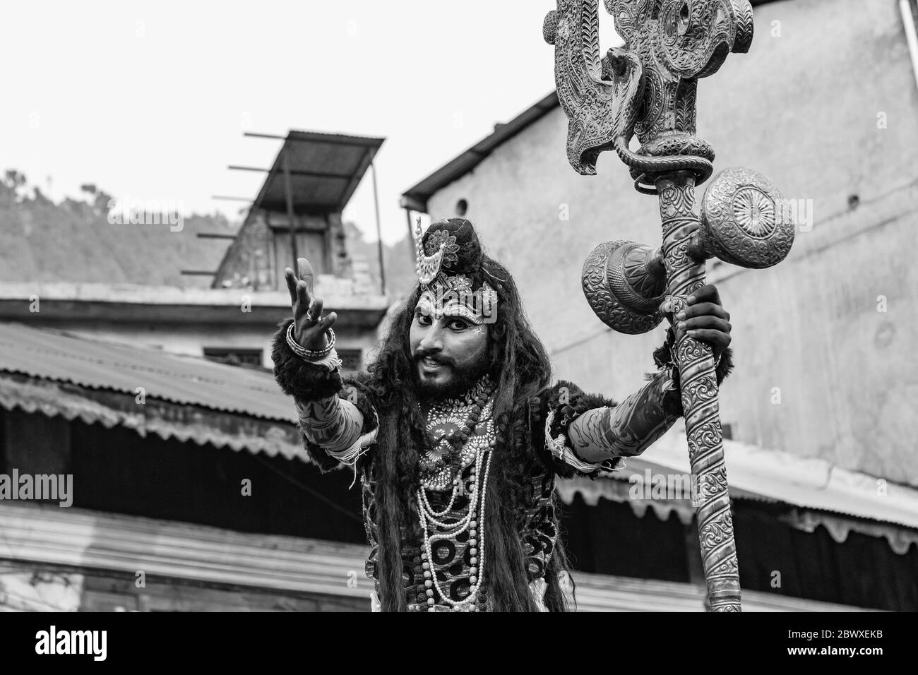 Ein Theaterkünstler in Chamba, Himachal Pradesh, Indien, das am Festival von Kullu Dussehra teilnimmt, das die Rolle von lord Shiva auch bekannt als Shiv Ji spielt Stockfoto
