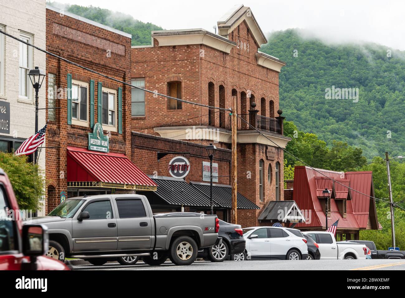 Main Street in Downtown Clayton, Georgia, eingebettet in den Blue Ridge Mountains im Nordosten Georgiens. (USA) Stockfoto