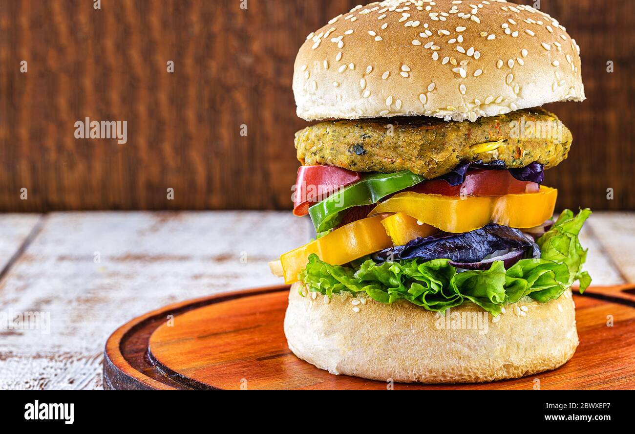 Vegetarischer Burger, Sandwich ohne Fleisch. Es kann aus Mais, Kartoffeln, texturiertem Sojaprotein, Hülsenfrüchten, Tofu, Pilzen oder Getreide hergestellt werden. Stockfoto