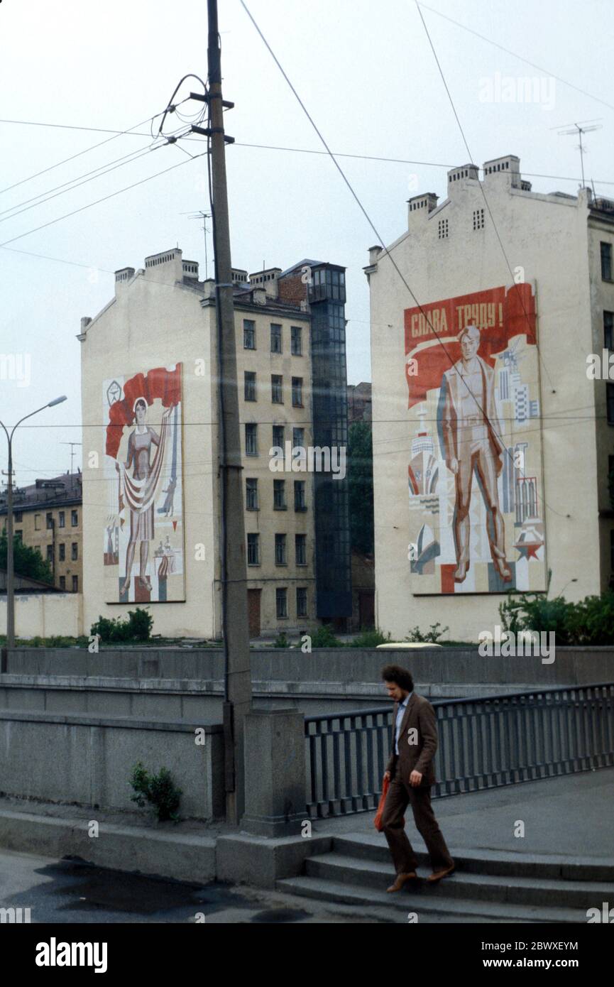 1983 Moskau - 'Glory to Labour' Kommunistische Wandmalereien auf Wohnblöcken in einem Stadtgebiet von Moskau, Russland Stockfoto
