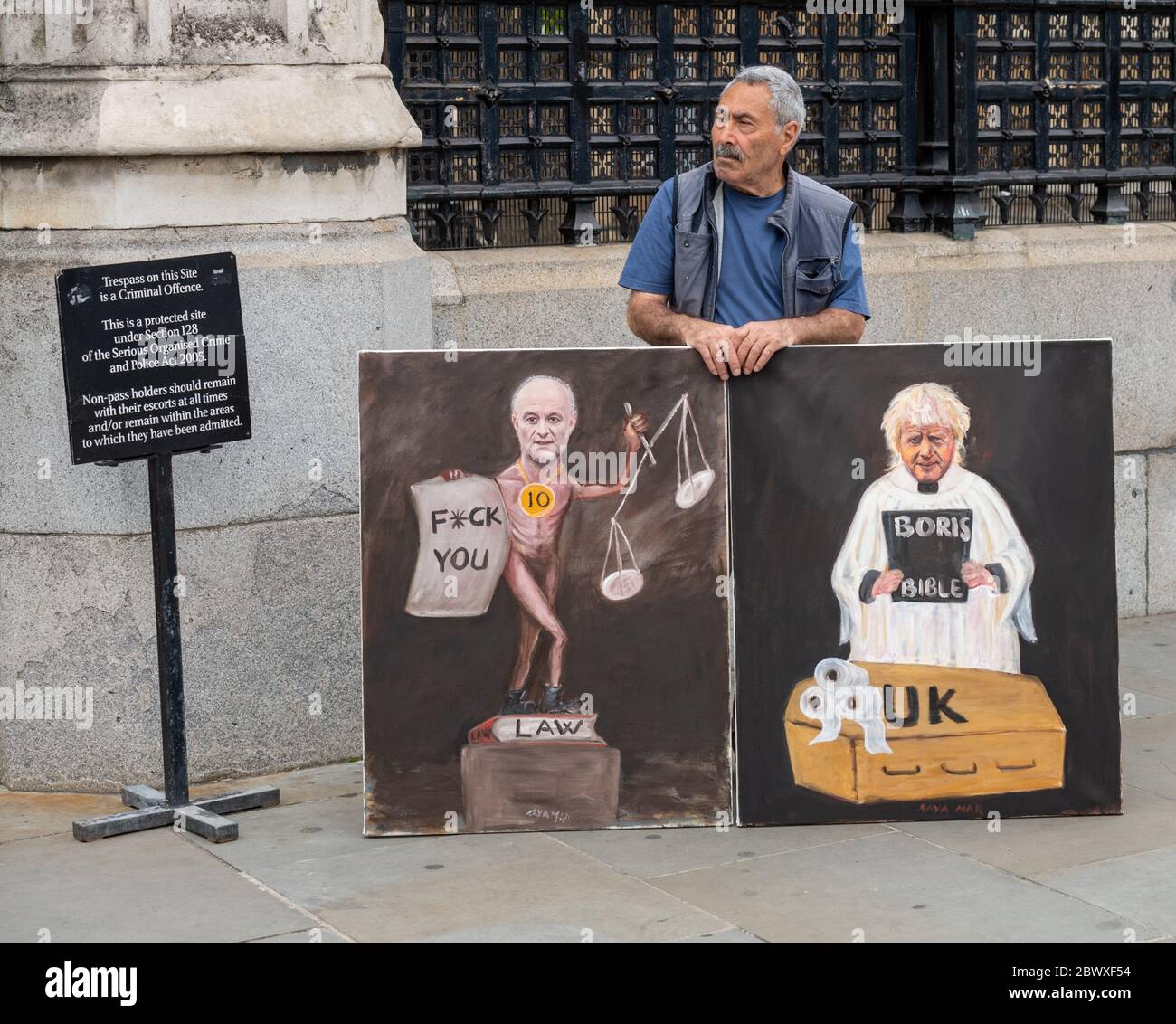 London, Großbritannien. Juni 2020. Anti-Brexit-Demonstranten kehren in die Parlamentsgebäude zurück Kredit: Ian Davidson/Alamy Live News Stockfoto