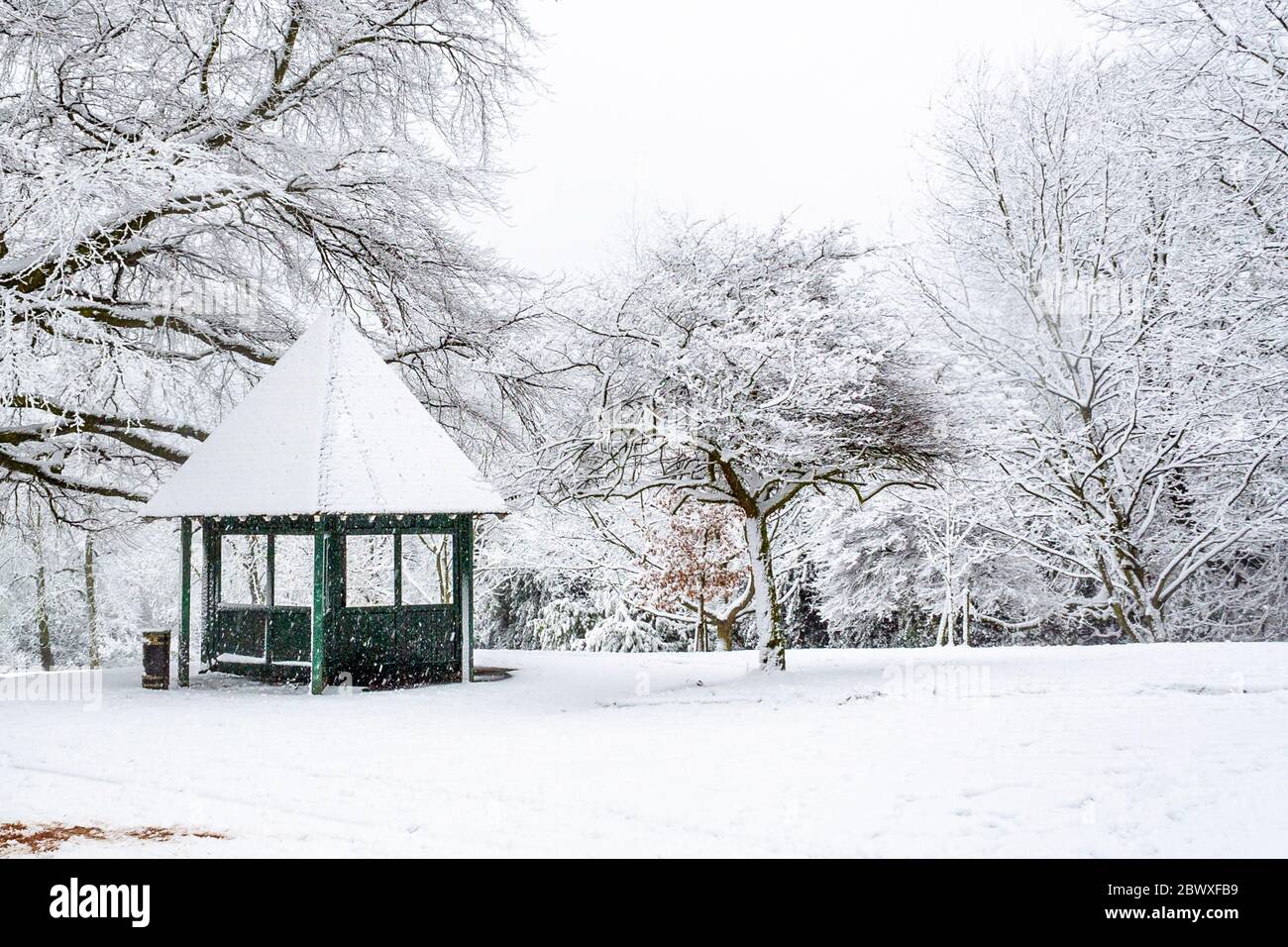 Ein park Hütte im Schnee in Waterlow Park, North London, Großbritannien Stockfoto