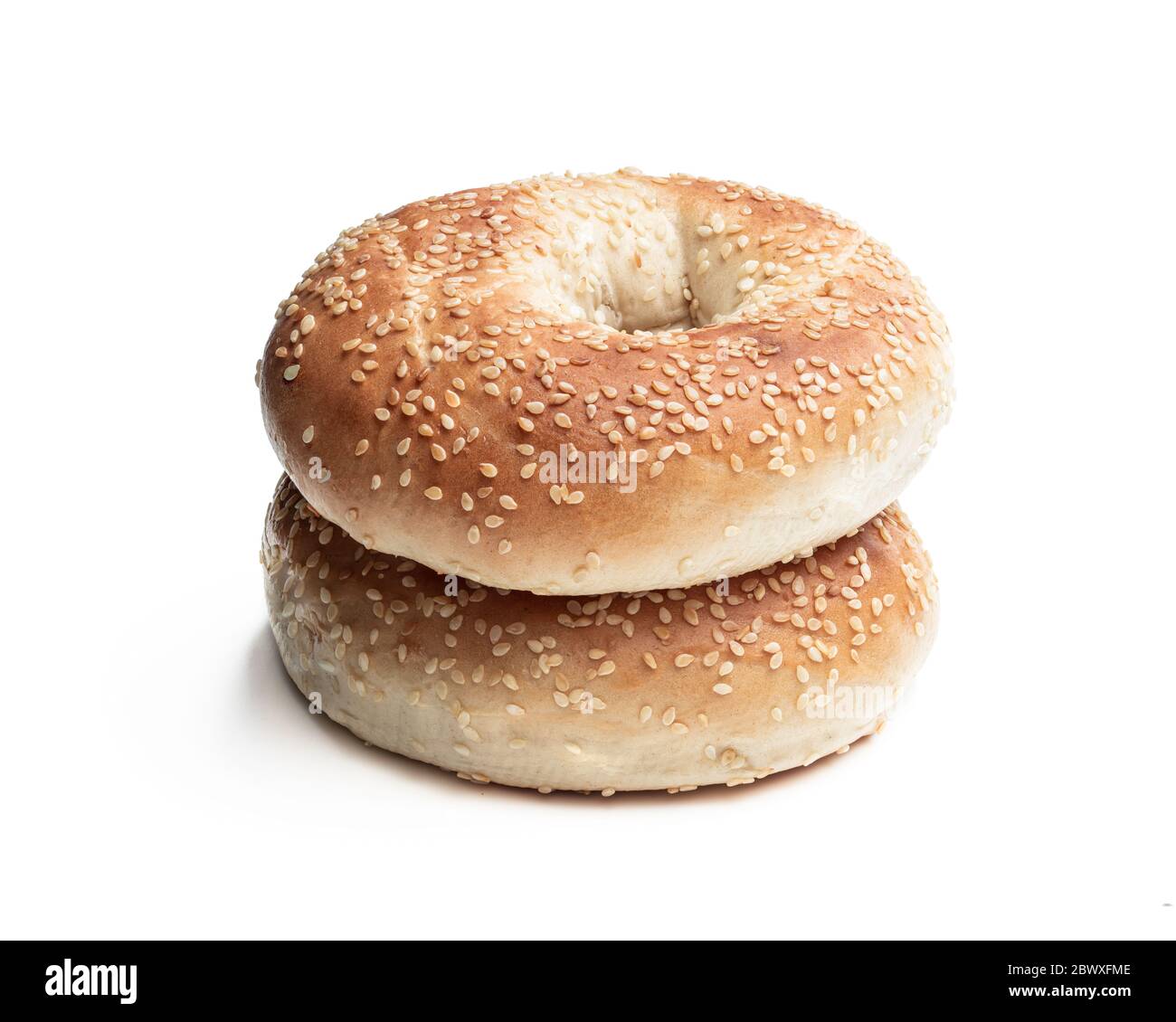 Ein Paar Sesamsaat-Bagels auf weißem Hintergrund Stockfoto