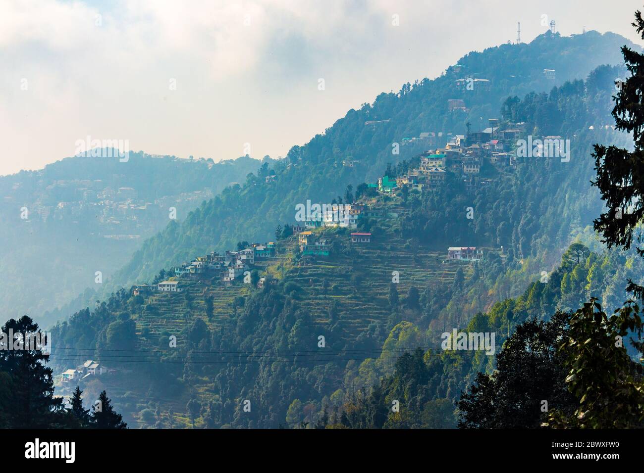 Dalhousie in Himachal Pradesh, Indien, Asien - Luftaufnahme der schönen Häuser in der Stadt in den grünen Bergen von Dalhousie aufgestellt in Himachal Indien Stockfoto