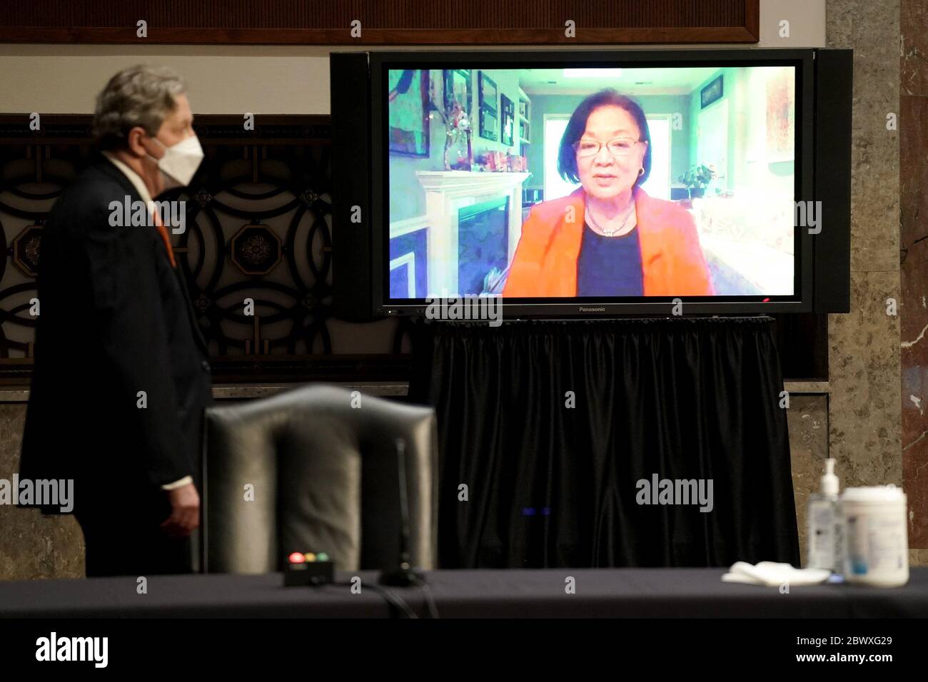 Der US-Senator Mazie Hirono (Demokrat von Hawaii) stellt den ehemaligen US-stellvertretenden Generalstaatsanwalt Rod Rosenstein bei einer Anhörung des Justizausschusses des US-Senats zur Diskussion der FBI-Untersuchung des "Crossfire Hurricane" am Mittwoch, den 3. Juni 2020, aus der Ferne in Frage. Links ist US Senator John Neely Kennedy (Republikaner von Louisiana).Quelle: Greg Nash/Pool via CNP Stockfoto