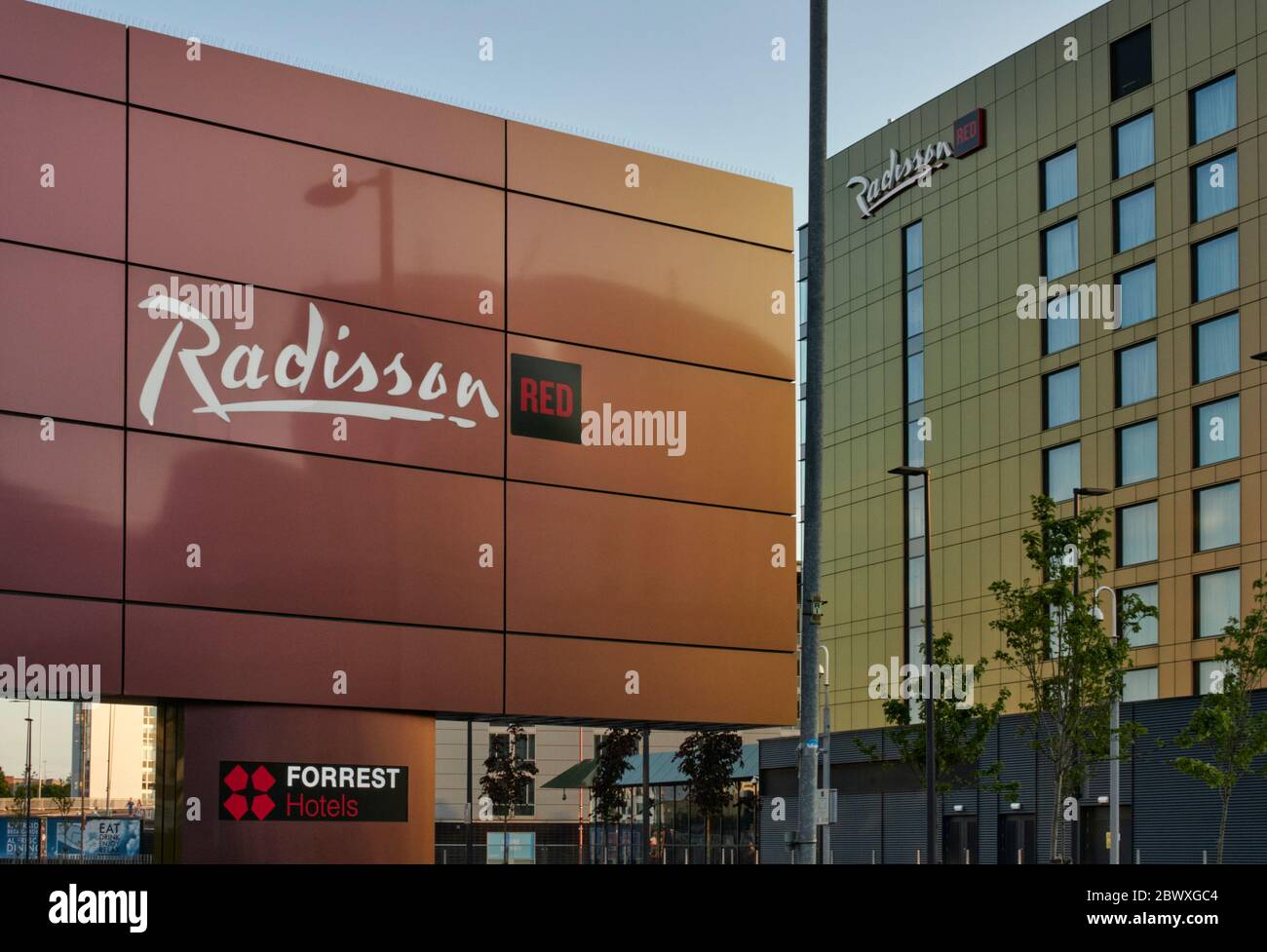 Das Radisson Red Hotel in Finnieston in Glasgow hat eine metallische Verkleidung mit Perlmutt, die ihre Farbe in verschiedenen Lichtverhältnissen variiert Stockfoto