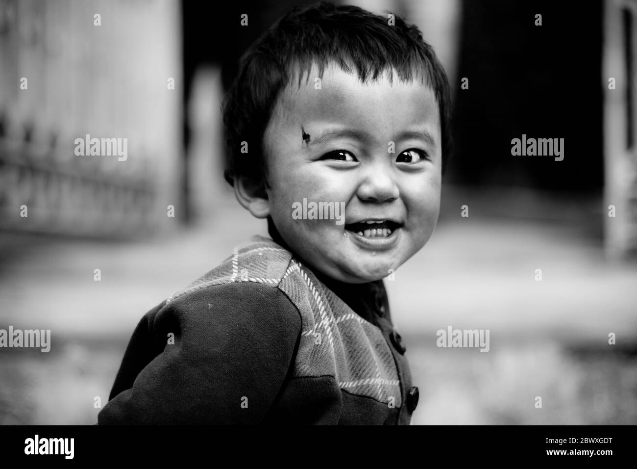 Ein lächelndes süßes kleines Kind auf der Einkaufsstraße von Dalhousie, gelegen in Himachal Pradesh, Indien, Asien. Treffen mit Einheimischen während der Reise in Himachal's besten Stockfoto