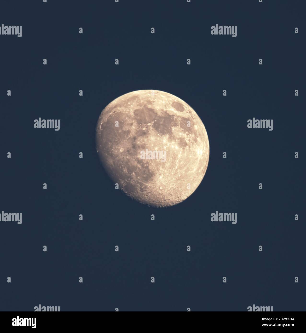 Eine Aufnahme des zunehmenden Gibbos-Mondes an einem dunkelblauen Himmel Stockfoto