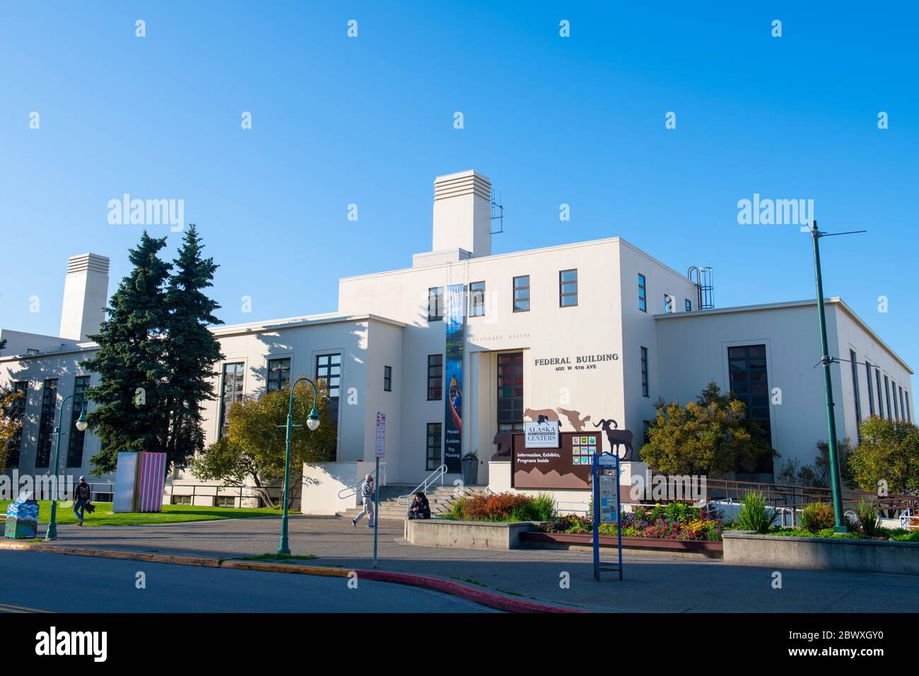 Historisches US Federal Building und Gerichtsgebäude an der 4th Avenue an der F Street in Downtown Anchorage, Alaska, AK, USA. In diesem Gebäude befindet sich auch Alaska Public Stockfoto