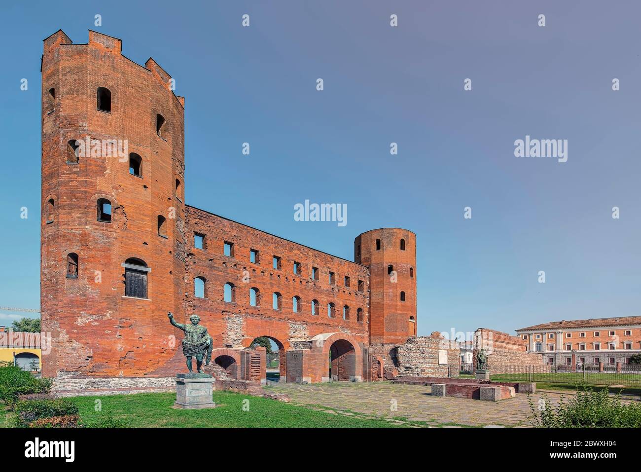Die Pfälzische Türme, eine alte römische Stadttor in der Altstadt von Turin, Italien Stockfoto