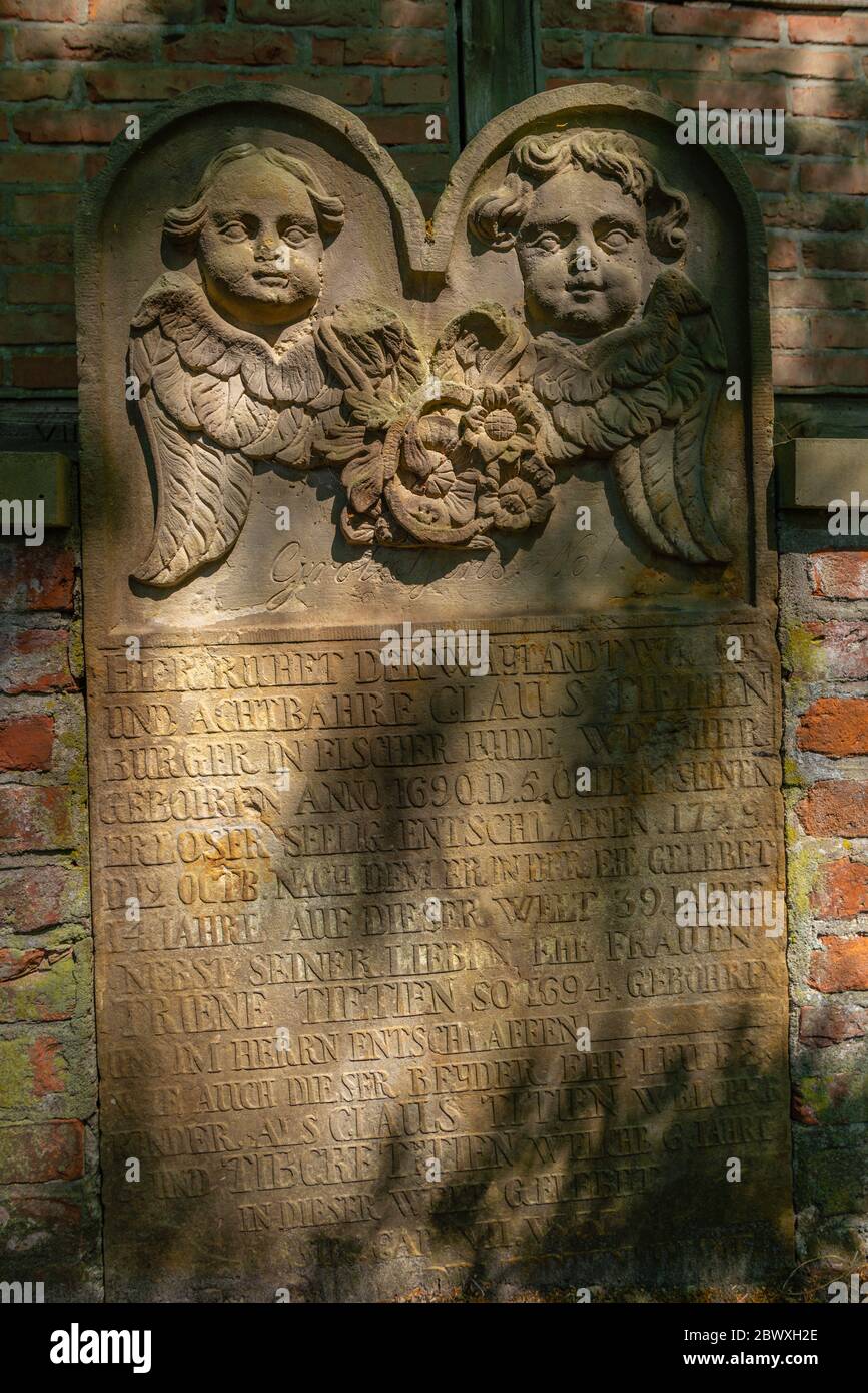Stele auf dem Friedhof der Lutherischen Kirche, Künstlerdorf