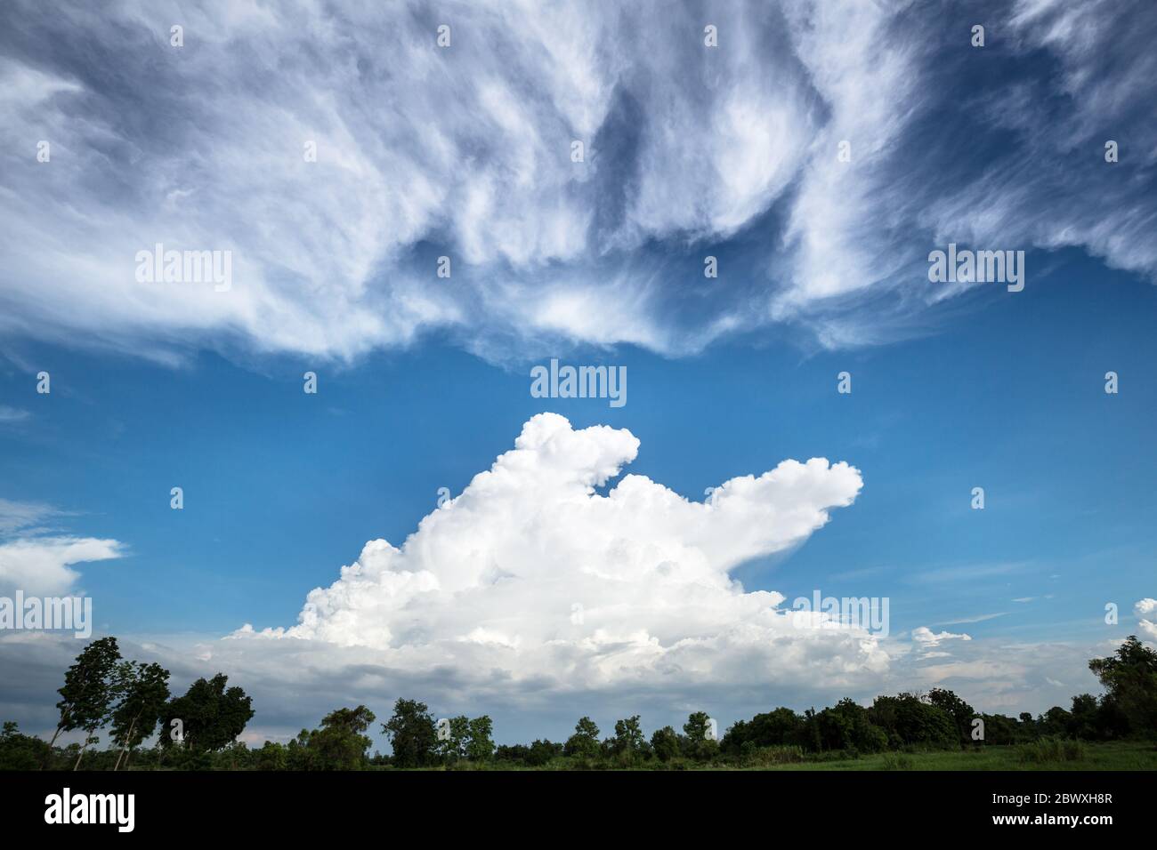 Starker Wind, der die Wolke in die weit entfernte, stabile Wolke, den Klimawandel, bewegt Stockfoto