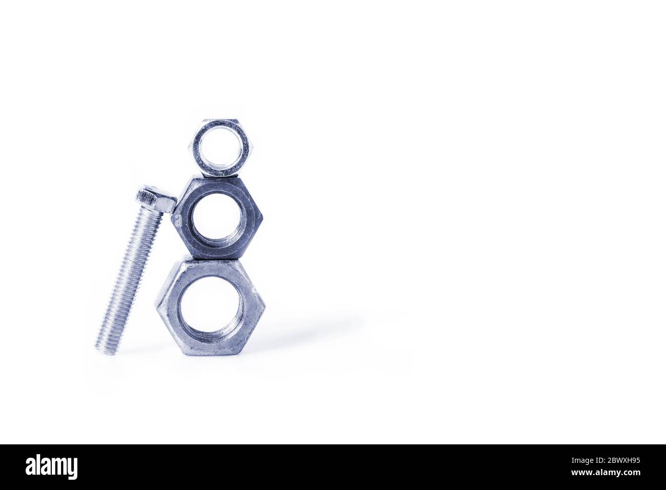 Nüsse und Bolzen auf weißem Hintergrund, falsches Werkzeug für die Job-Idee, setzen den richtigen Mann auf das richtige Job-Konzept Stockfoto