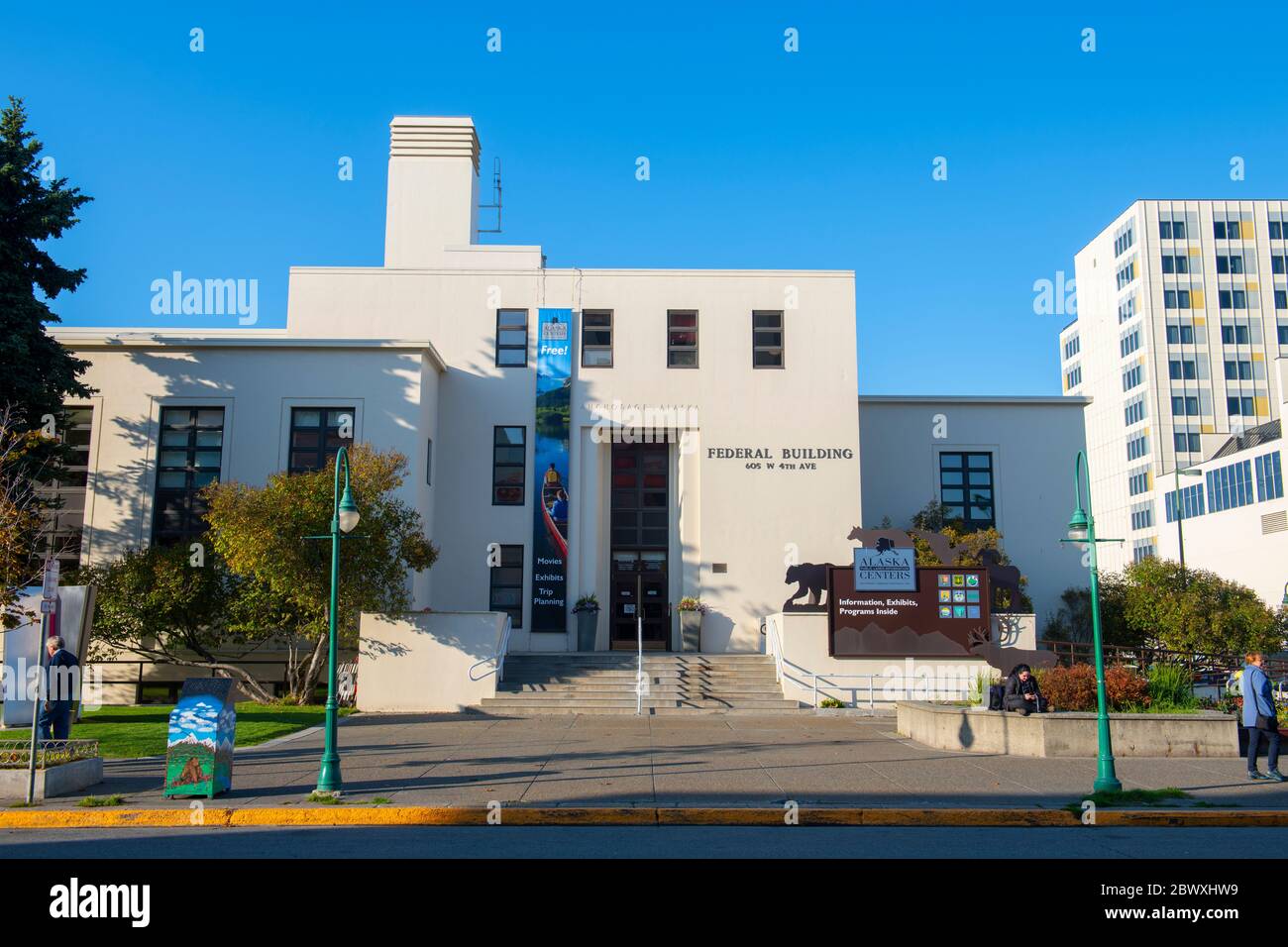 Historisches US Federal Building und Gerichtsgebäude an der 4th Avenue an der F Street in Downtown Anchorage, Alaska, AK, USA. In diesem Gebäude befindet sich auch Alaska Public Stockfoto