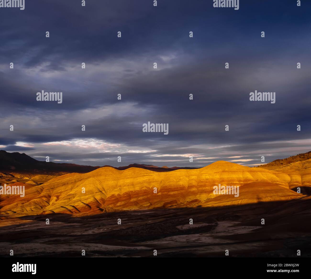 Dramatisches Sonnenuntergangslicht auf den Painted Hills, einer Einheit des John Day Fossil Beds National Monument, Oregon, USA Stockfoto
