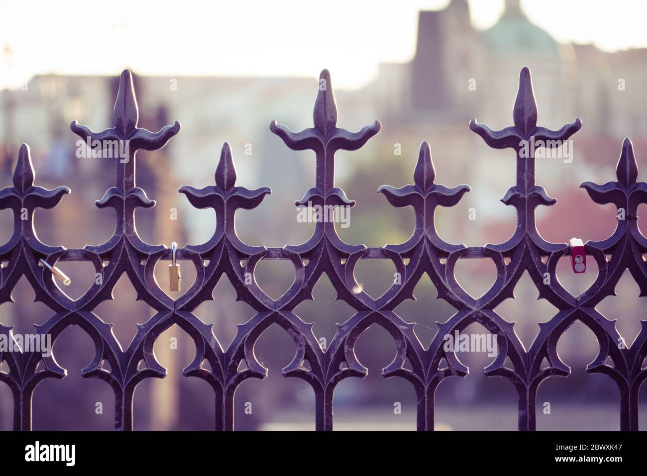 Blick auf die Prager Burg durch einen Metallzaun Stockfoto