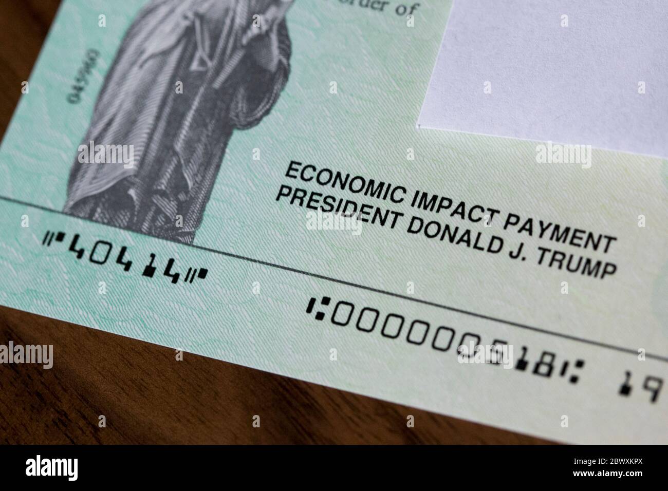 Ein arrangierte Foto eines Coronavirus-Stimulus-Check der US-Bundesregierung, auch als „Economic Impact Payment“ bekannt Stockfoto