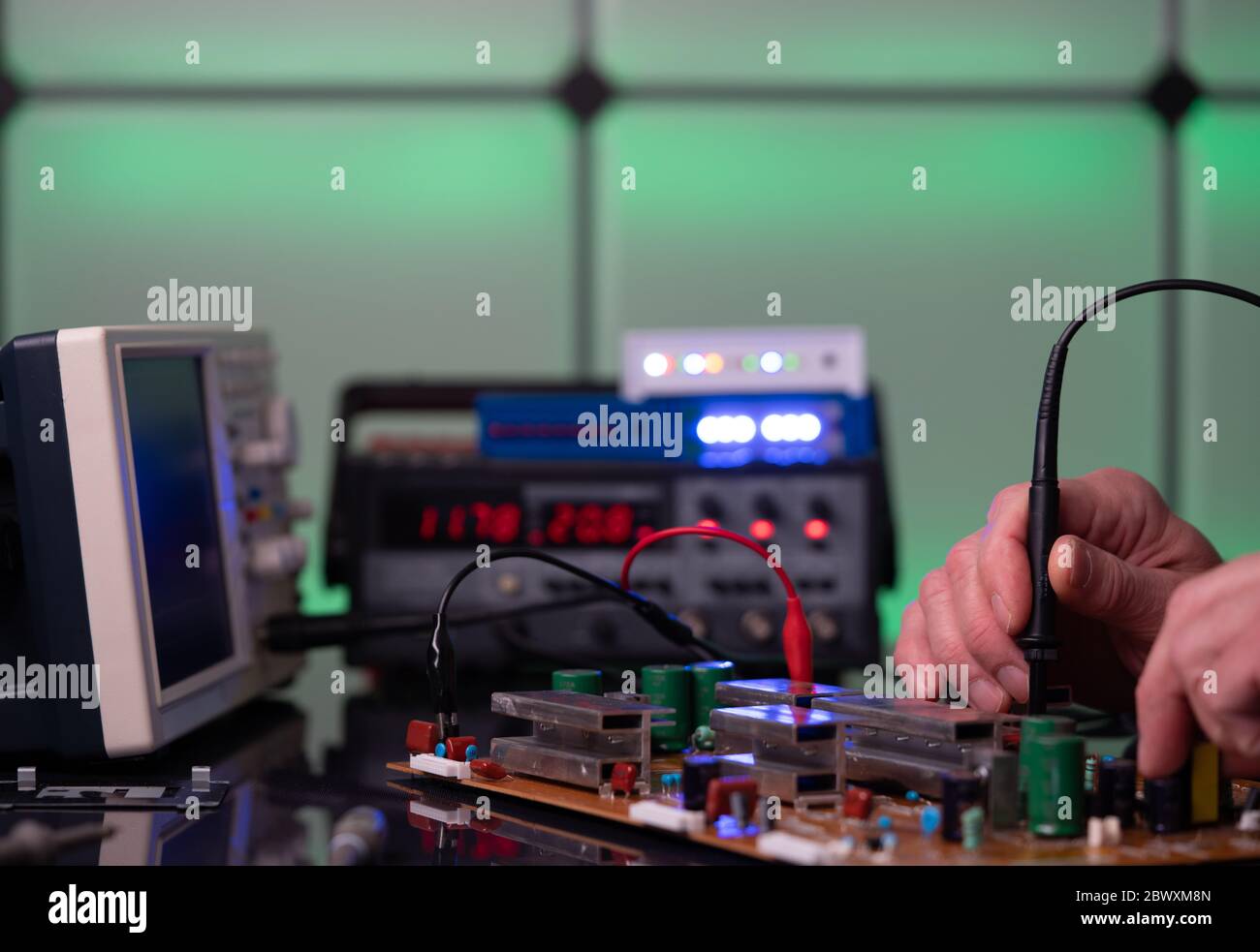 Debuggen von Elektronikgeräten. Mikrocontroller für Leiterplattenmontage im Elektroniklabor Stockfoto