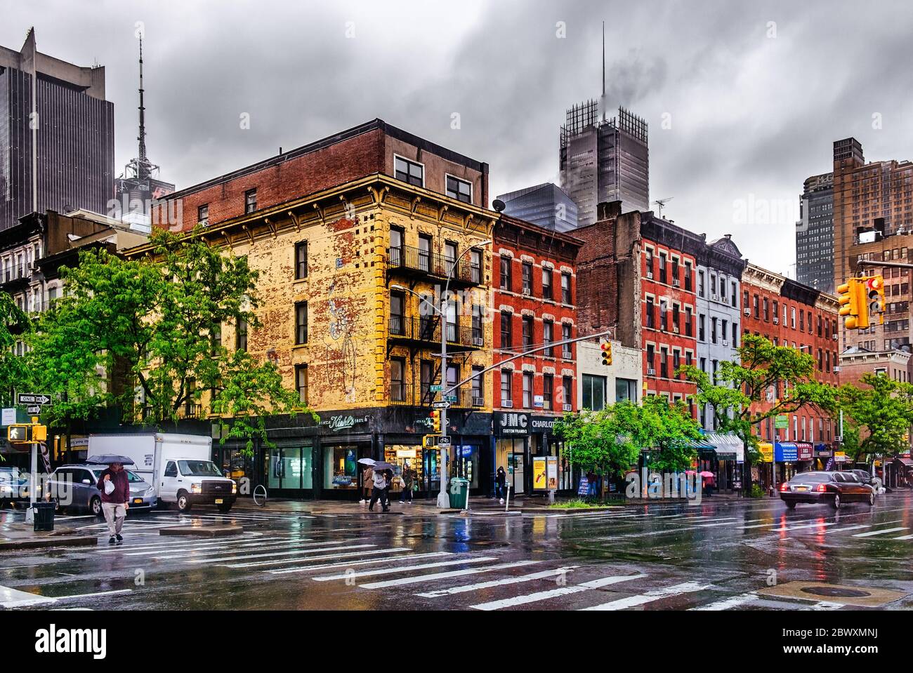 New York City, USA, Mai 2019, urbane Szene an einem regnerischen Tag auf der W 47 & 9th Avenue in Hell's Kitchen, Manhattan Stockfoto