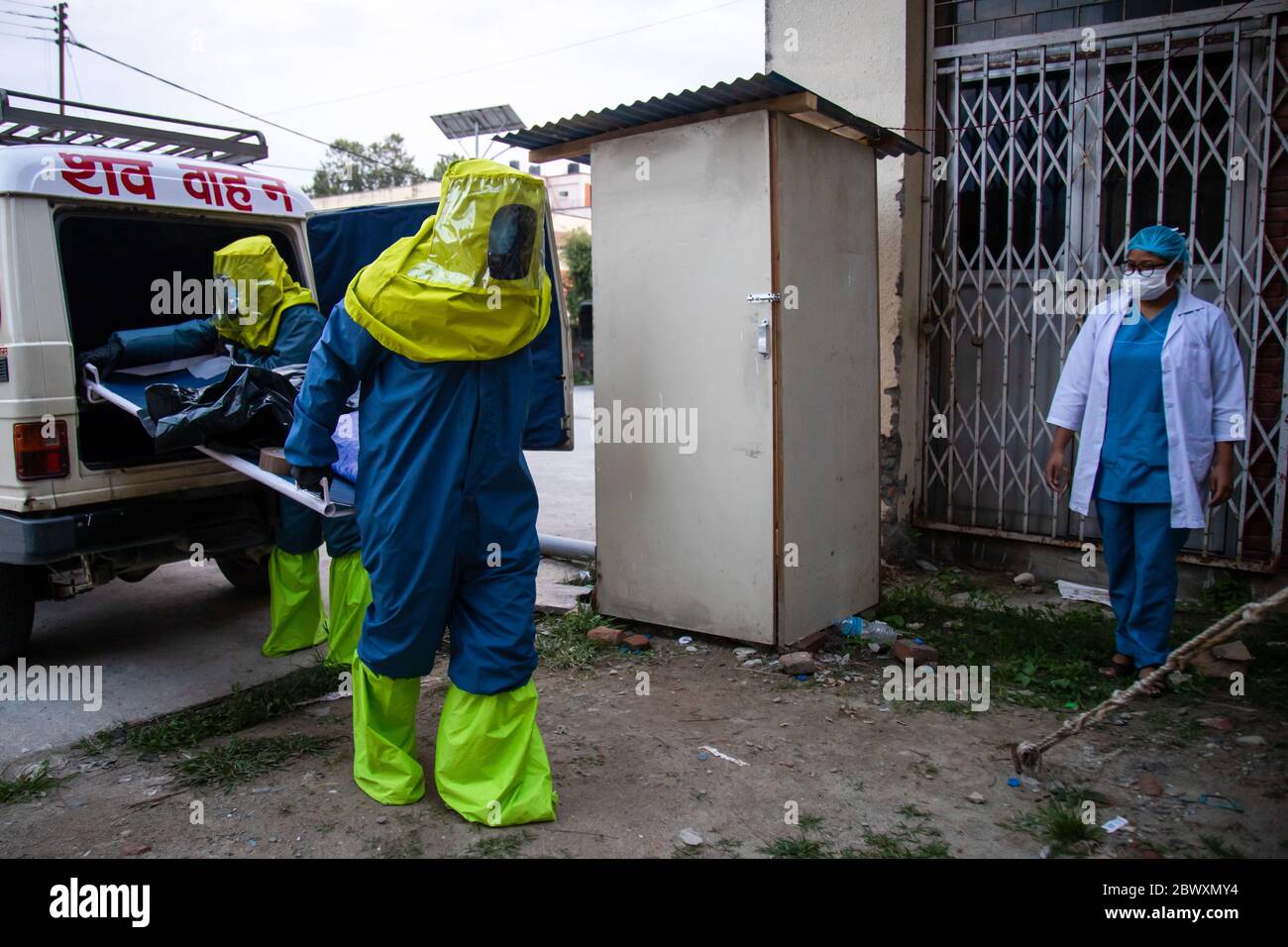 Nepalesische Armeekräfte tragen in Schutzkleidung einen toten Körper eines Mannes, der wegen der Coronavirus-Krankheit (COVID-19) für seine Einäscherung im Lehrkrankenhaus gestorben ist. Ein 76-jähriger Mann aus Dolakha, der positiv auf Covid-19 getestet hatte und auf der Intensivstation des Lehrkrankenhauses der Tribhuvan-Universität eingewiesen wurde. Nepal berichtet von 9 Covid-19 Tod als Infektion Tally trifft 2,300. Stockfoto