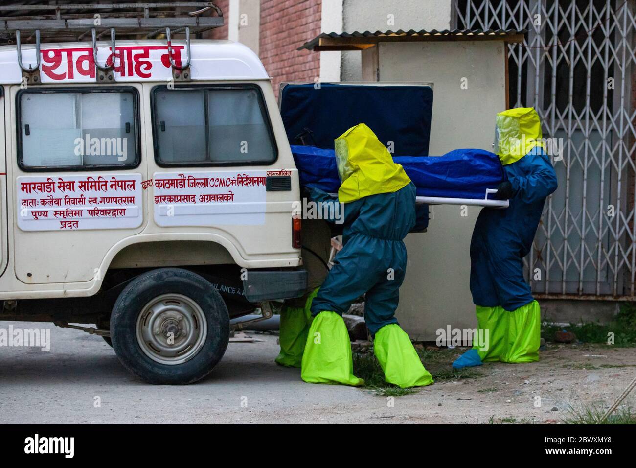Die Gesundheitsarbeiter entladen die Leiche eines Mannes, der wegen der Coronavirus-Krankheit (COVID-19) für seine Einäscherung im Lehrkrankenhaus starb. Ein 76-jähriger Mann aus Dolakha, der positiv auf Covid-19 getestet hatte und auf der Intensivstation des Lehrkrankenhauses der Tribhuvan-Universität eingewiesen wurde. Nepal berichtet von 9 Covid-19 Tod als Infektion Tally trifft 2,300. Stockfoto