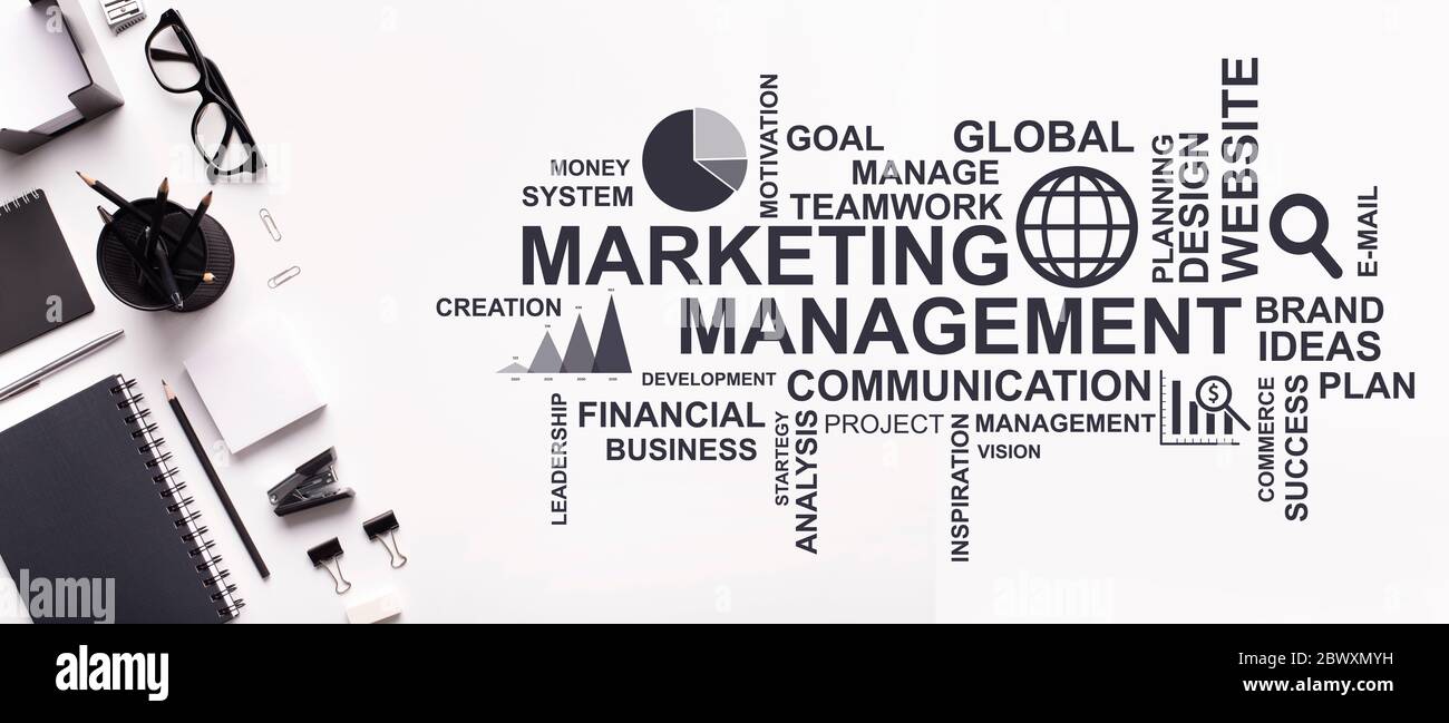 Schwarzes Marketing, SMS-Nachrichten der Geschäftsleitung neben Bürotools auf Weiß Stockfoto