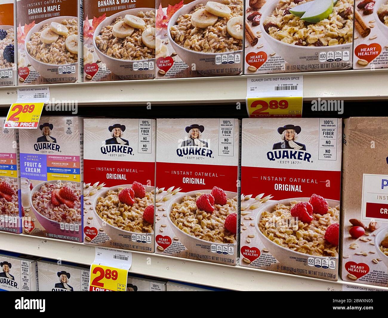 Boxen quaker Instant Haferflocken auf einem Supermarkt Regal Stockfoto