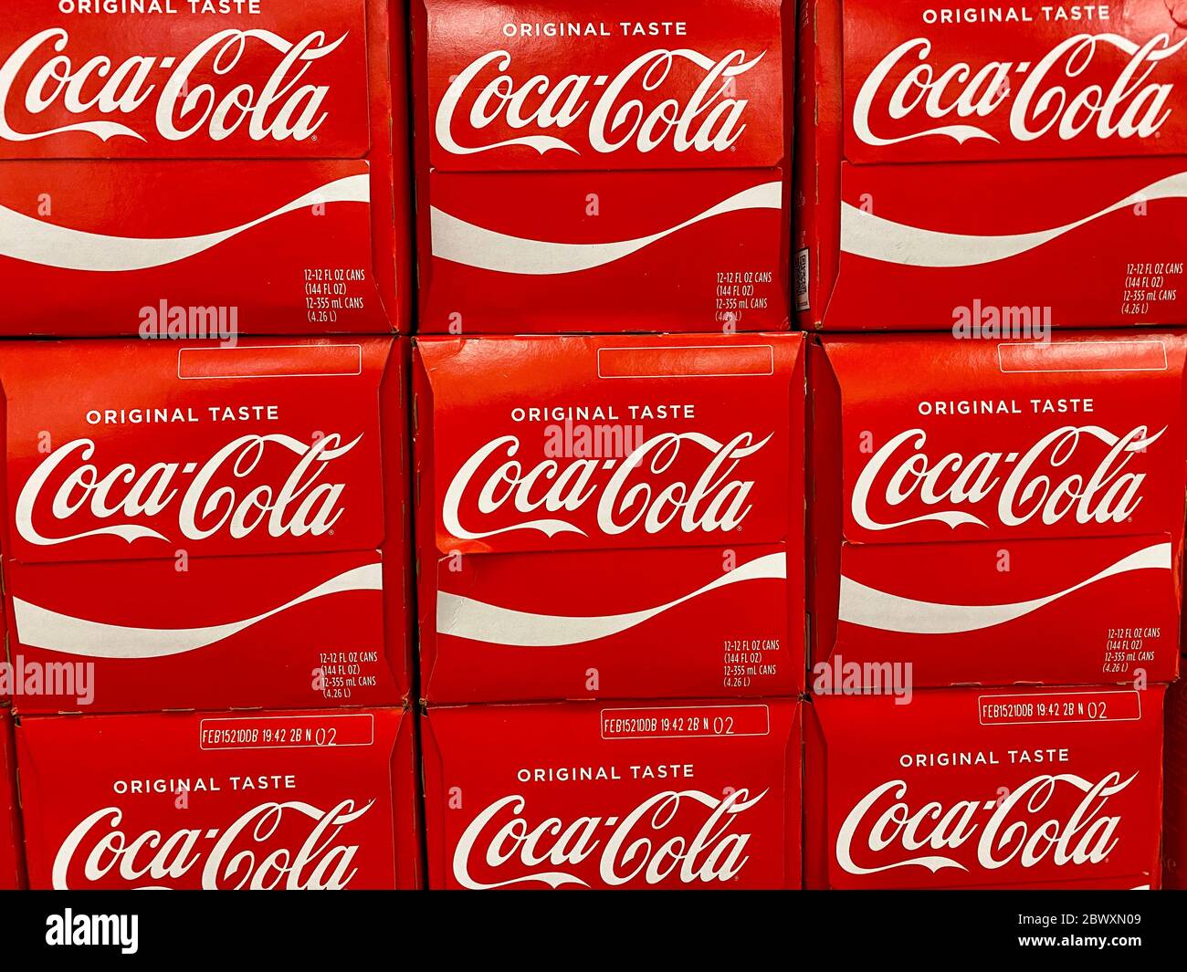 Coca Cola Koffer auf einem Regal Stockfotografie - Alamy