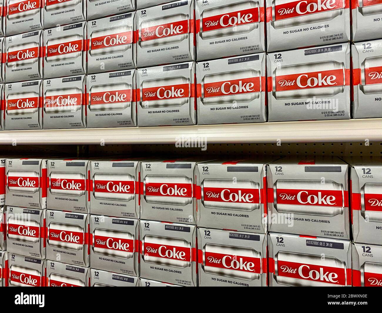 Cases of Diet Coca Cola auf einem Regal Stockfoto