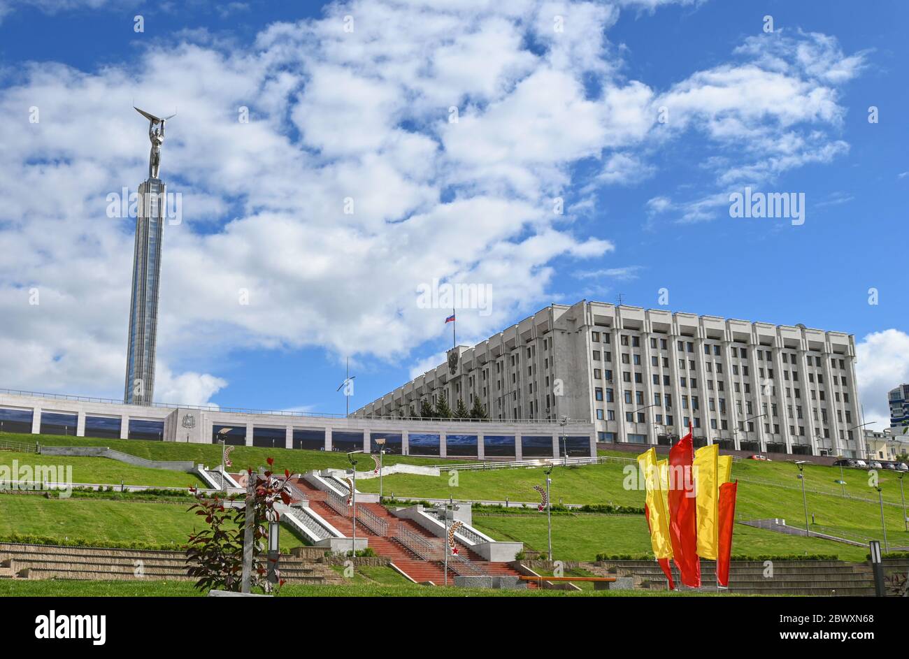 Samara, Russland - 20. Mai 2020. Das Denkmal der Herrlichkeit und das Regierungsgebäude der Region Samara Stockfoto