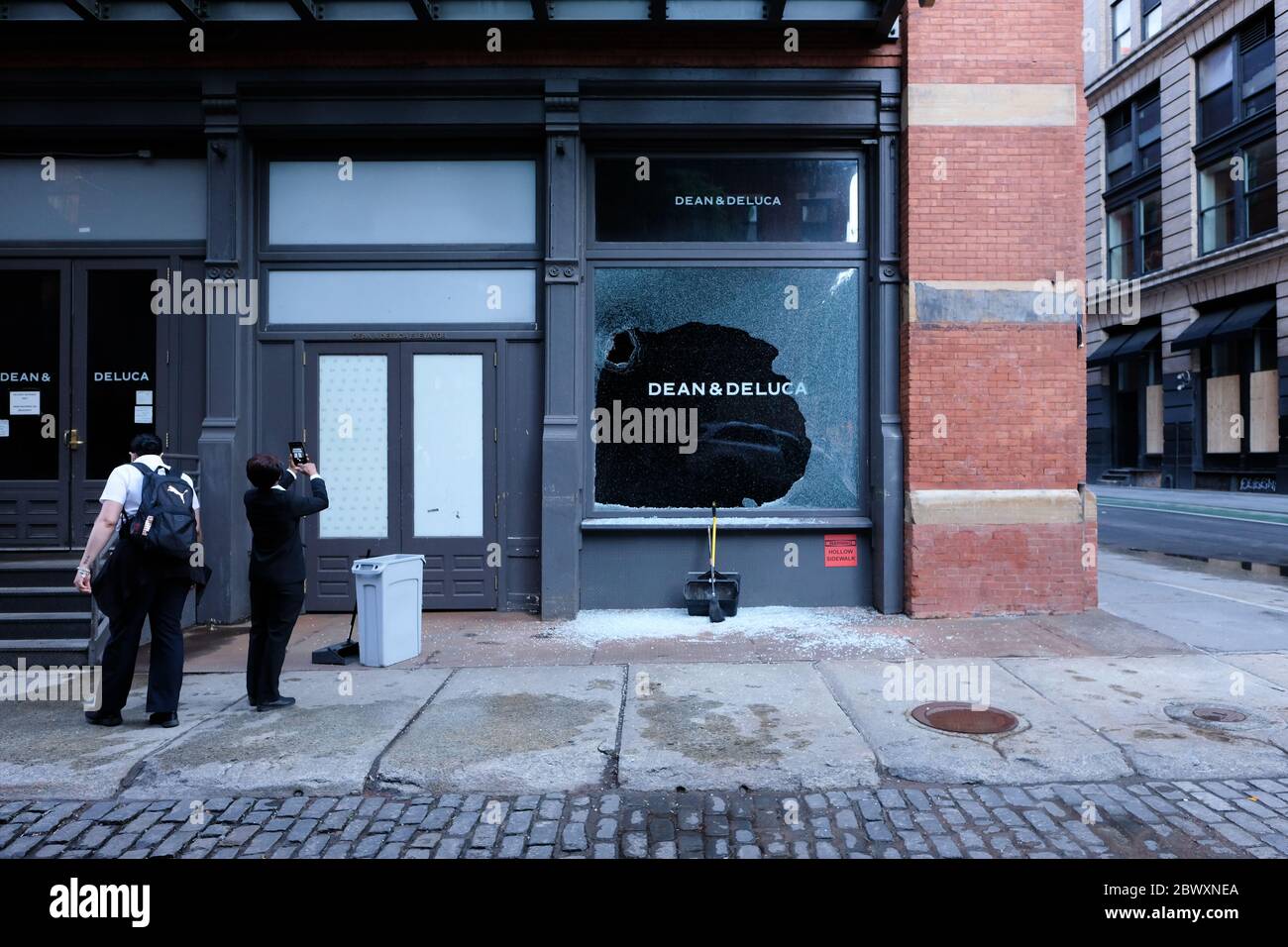 Ein zerbrochenes Fenster bei Dean und DeLuca in Lower Manhattan am Morgen nach dem achten Tag der George Floyd Proteste in New York City. Stockfoto