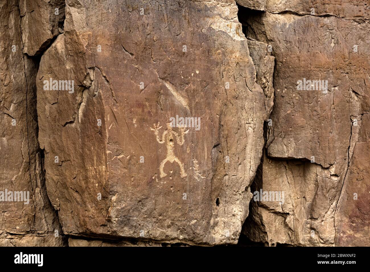 NM00435-00....NEW MEXICO - gepickte Petroglyphe einer Figur auf Petroglyph Trail im Chaco Culture National Historical Park; ein Weltkulturerbe. Stockfoto