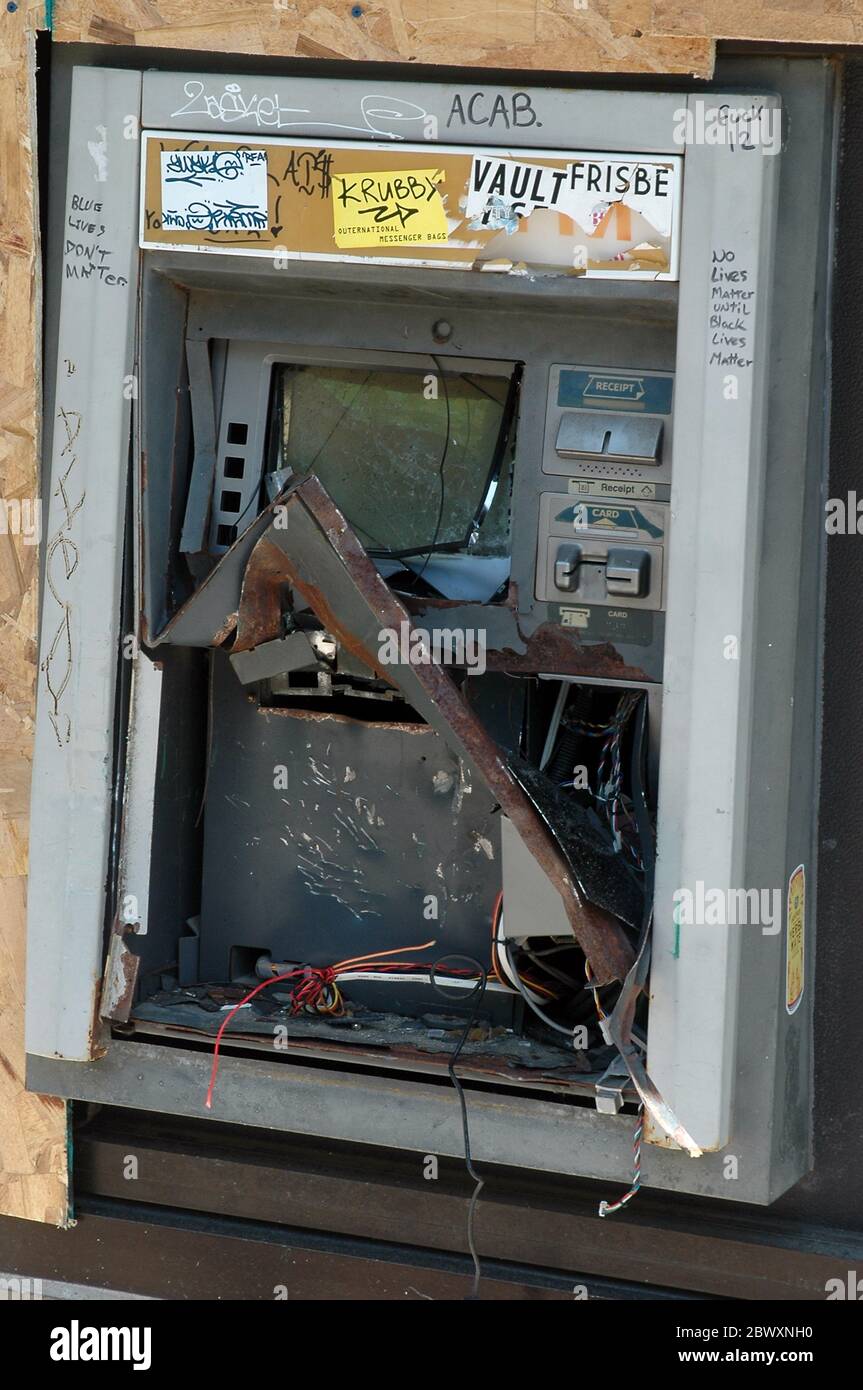 geldautomat bei Protesten beschädigt Stockfoto