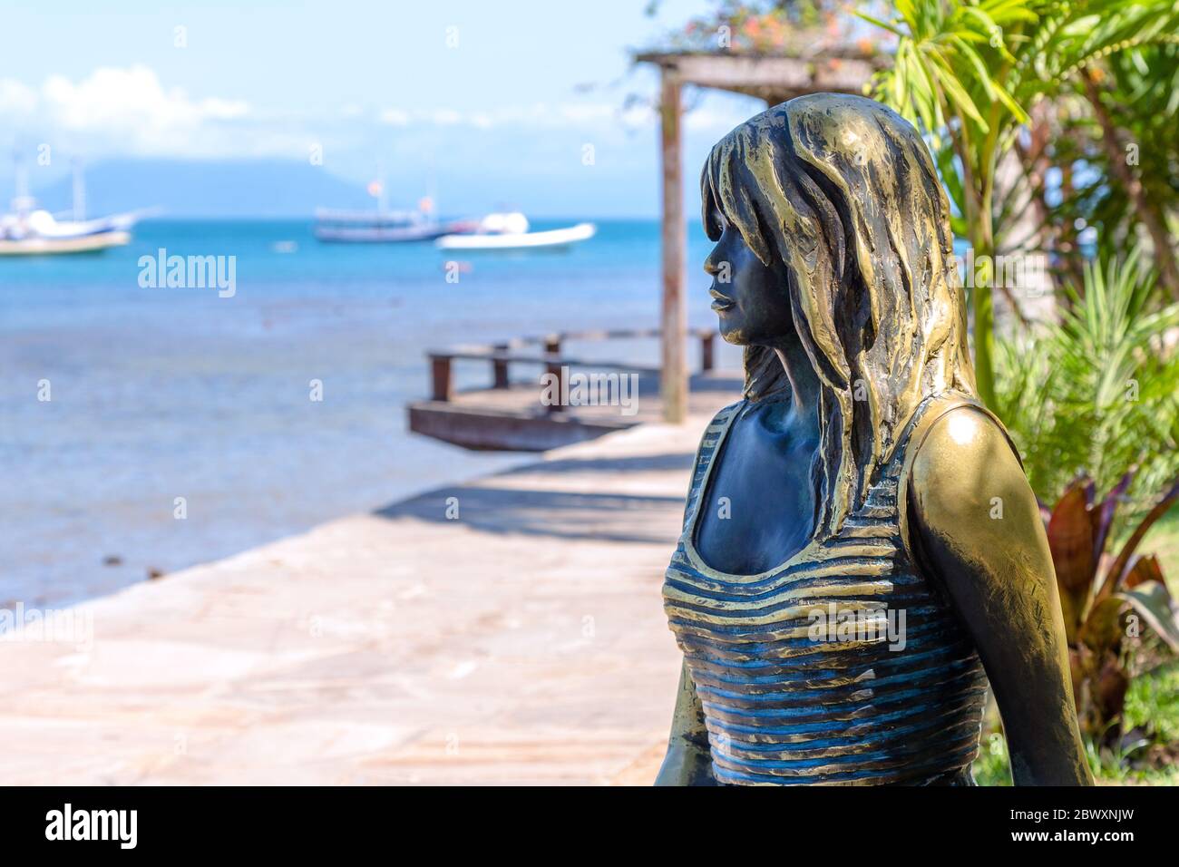 Die Statue von Brigitte Bardot stellte die Buzios Küstenpromenade namens Orla Bardot. BUZIOS, BUNDESSTAAT RIO DE JANEIRO, BRASILIEN Stockfoto