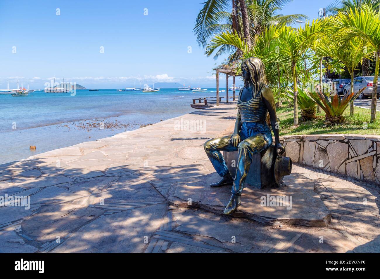 Die Statue von Brigitte Bardot stellte die Buzios Küstenpromenade namens Orla Bardot. BUZIOS, BUNDESSTAAT RIO DE JANEIRO, BRASILIEN Stockfoto