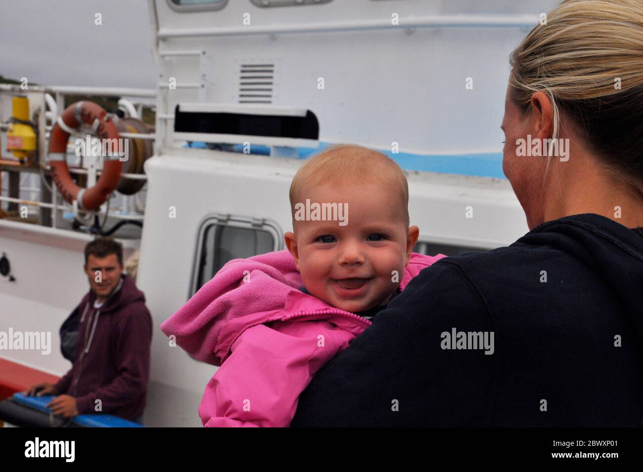 Ein kleines Kind genießt eine Reise auf einem der Inter Island Boote der Inseln Scilly, Cornwall;UK Stockfoto